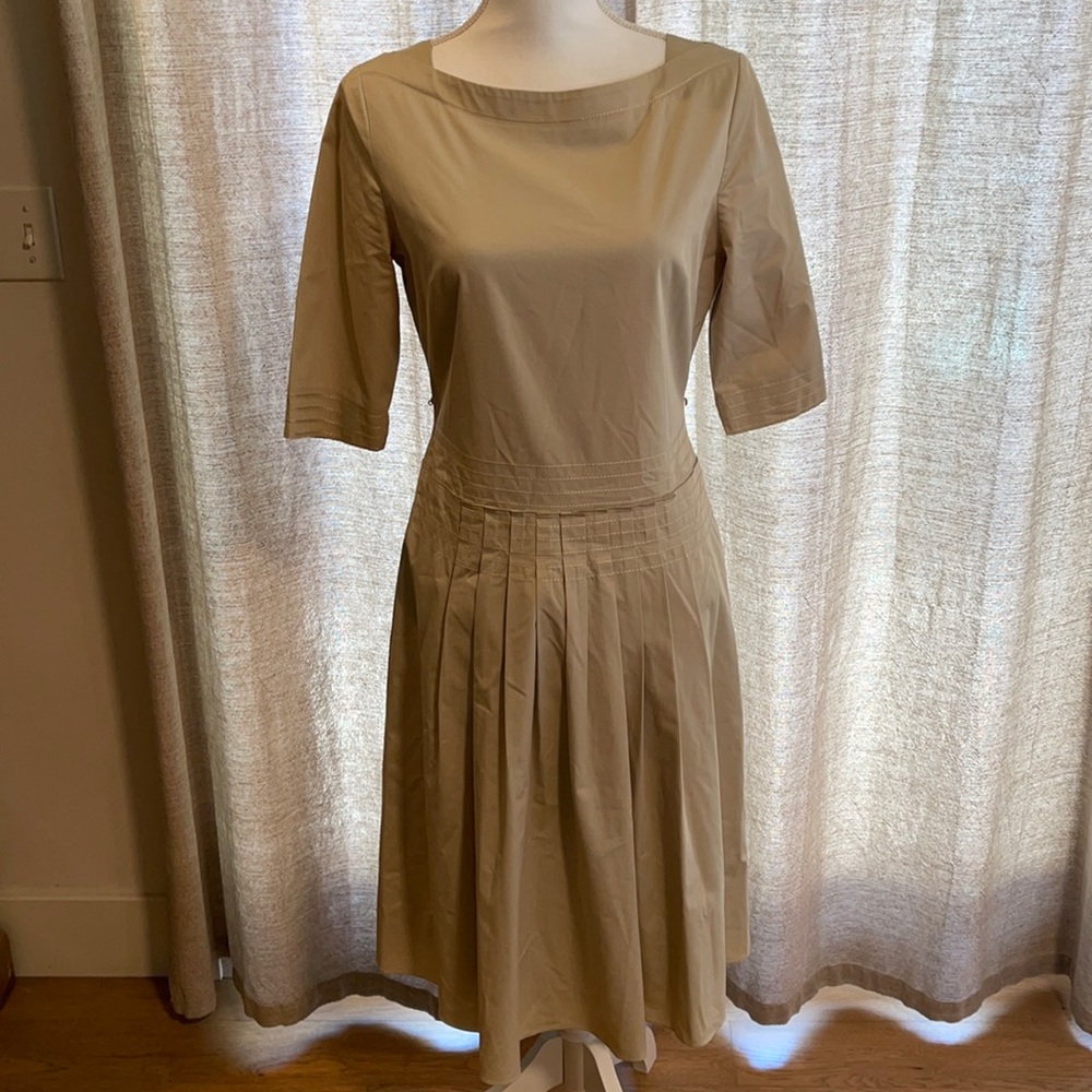 Elie Tahari size 6 dress with nice stitch detail. Zipper in back,drop waist,line